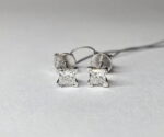 Auskarai vinukai su princess cut deimantais – nuotrauka 3